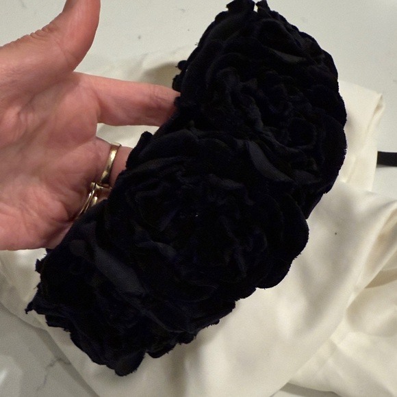 Gucci Elegant Black Floral Hairband - Picture 4 of 4